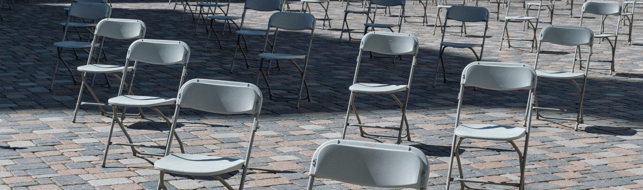 01-social-distance-lege-stoelen